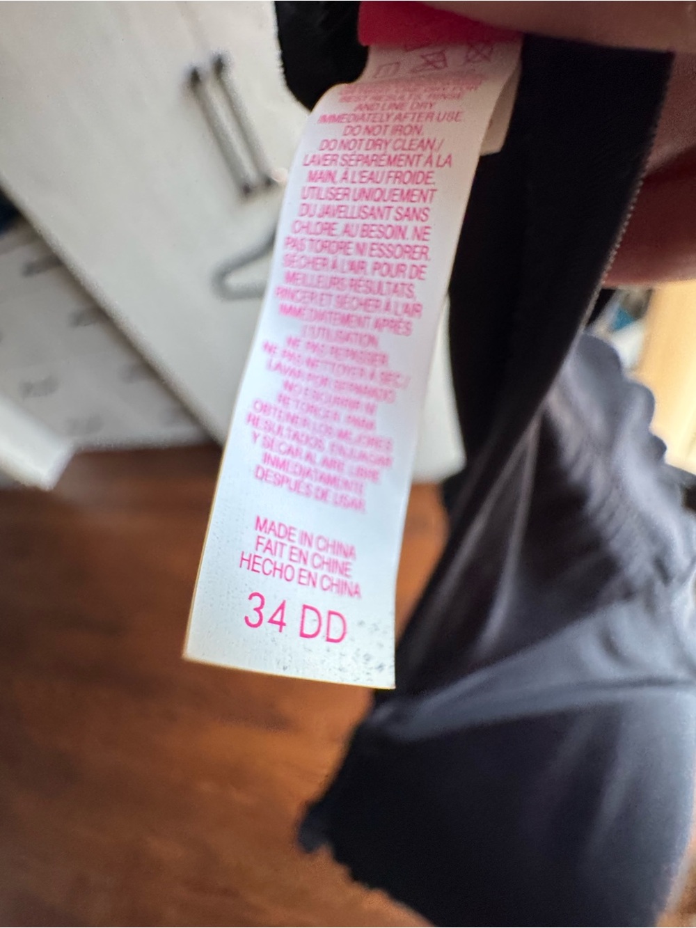 Tag Size on Clothing - Picture 2 of 2
